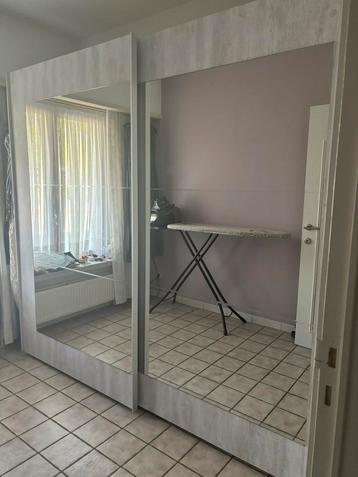 Grote degelijke kledingkast met spiegel en schuifdeuren beschikbaar voor biedingen