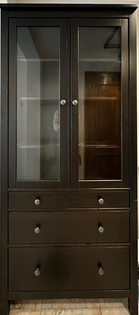 HEMNES Vitrinekast in goede staat, Huis en Inrichting, Kasten | Vitrinekasten, Gebruikt, 150 tot 200 cm, 50 tot 100 cm, 25 tot 50 cm