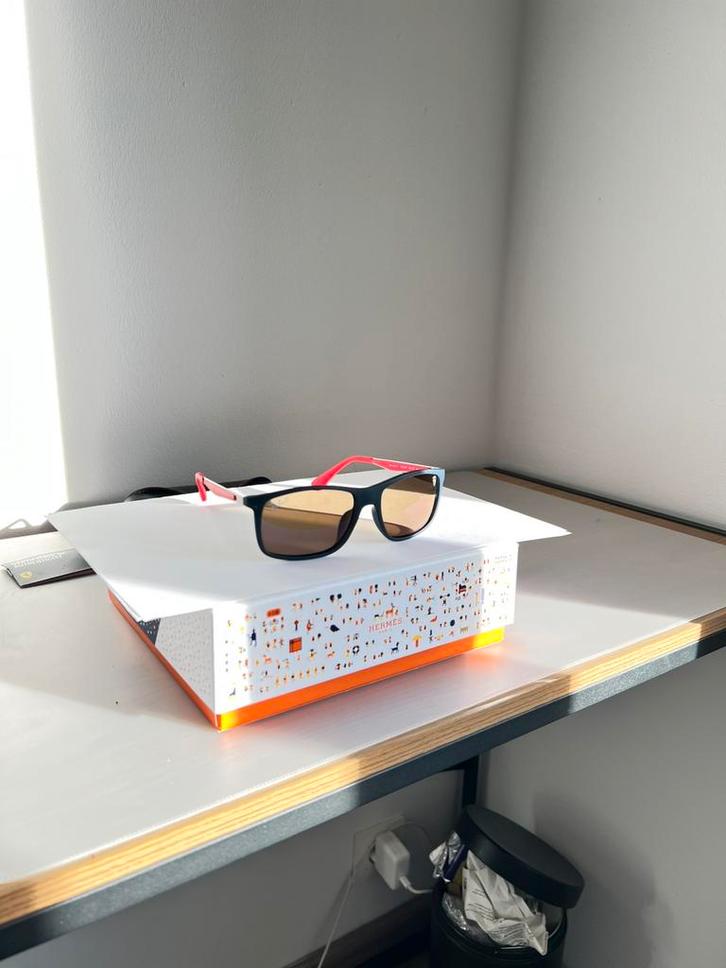 Ray-Ban Ferrari RB4228-M originele zonnebril voor heren, Handtassen en Accessoires, Zonnebrillen en Brillen | Heren, Zo goed als nieuw