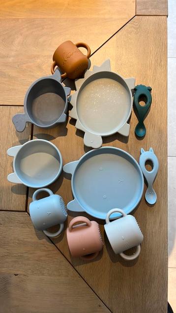 Borden kommen en bekers liwood beschikbaar voor biedingen