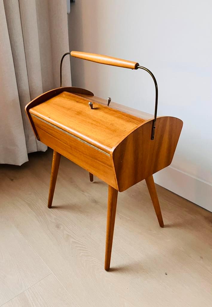 Mooi Vintage Naaikastje op conische pootjes, Hobby en Vrije tijd, Naaien en Fournituren, Zo goed als nieuw, Overige typen, Ophalen