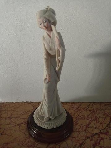 Capodimonte geisha met waaier beschikbaar voor biedingen