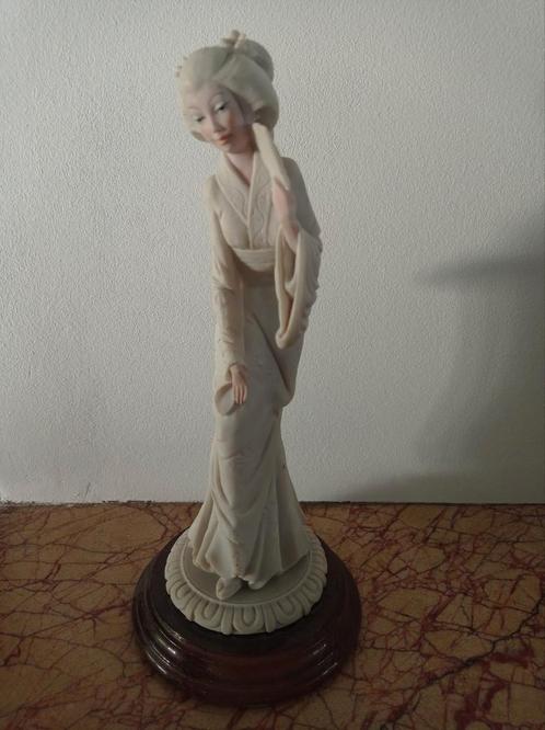 Capodimonte geisha met waaier, Antiek en Kunst, Kunst | Beelden en Houtsnijwerken, Ophalen of Verzenden