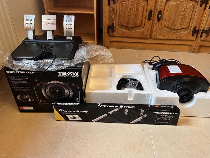 Thrustmaster TS-XW (basis)+T3PA(T-GT II)pedaal+T-Pedal Stand, Games en Spelcomputers, Spelcomputers | Overige Accessoires, Nieuw