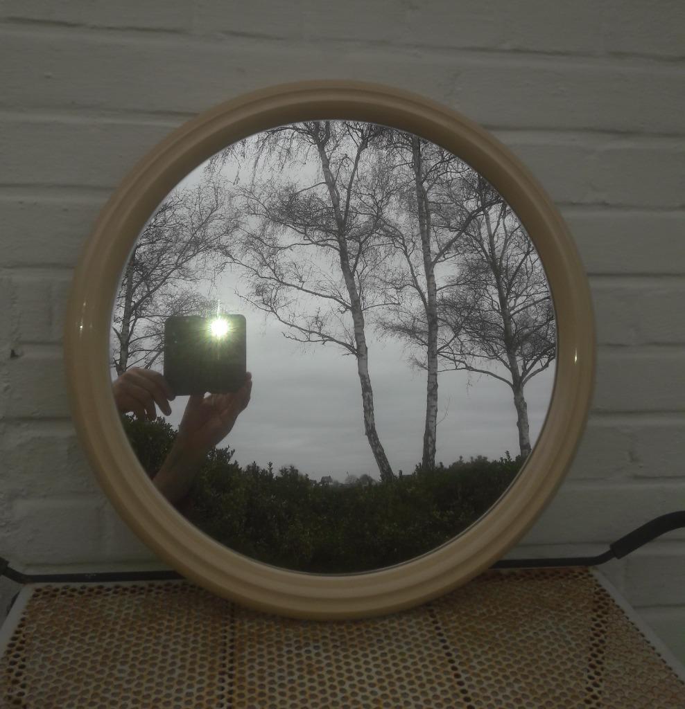 retro ronde spiegel in kunststof, Rond, Ophalen of Verzenden, Zo goed als nieuw, Minder dan 100 cm