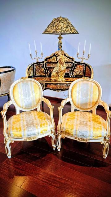 Louis XVI 2 zetels in zijde afgewerkt met bladgoud  beschikbaar voor biedingen