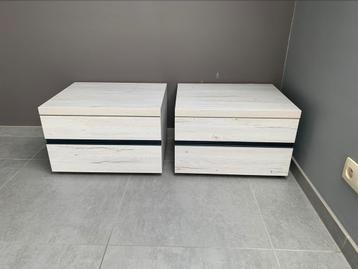 2 nachttafels beschikbaar voor biedingen