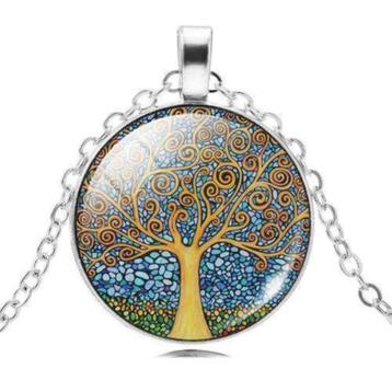 Levensboomhanger van glas, aan zilverkleurige ketting beschikbaar voor biedingen