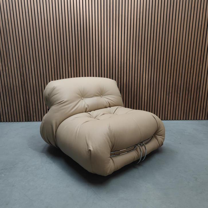 Cassina Soriana fauteuil - 13Y244 Zand, Antiek en Kunst, Antiek | Meubels | Stoelen en Sofa's, Ophalen of Verzenden