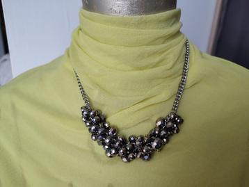 Zilverkleurige ketting beschikbaar voor biedingen