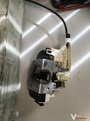 Nieuw  Mercedes Sprinter bwjr2008  A906 720 1735 Portierslot beschikbaar voor biedingen