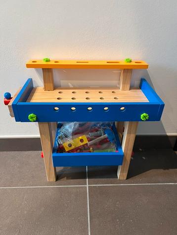 Houten werkspeeltafel beschikbaar voor biedingen