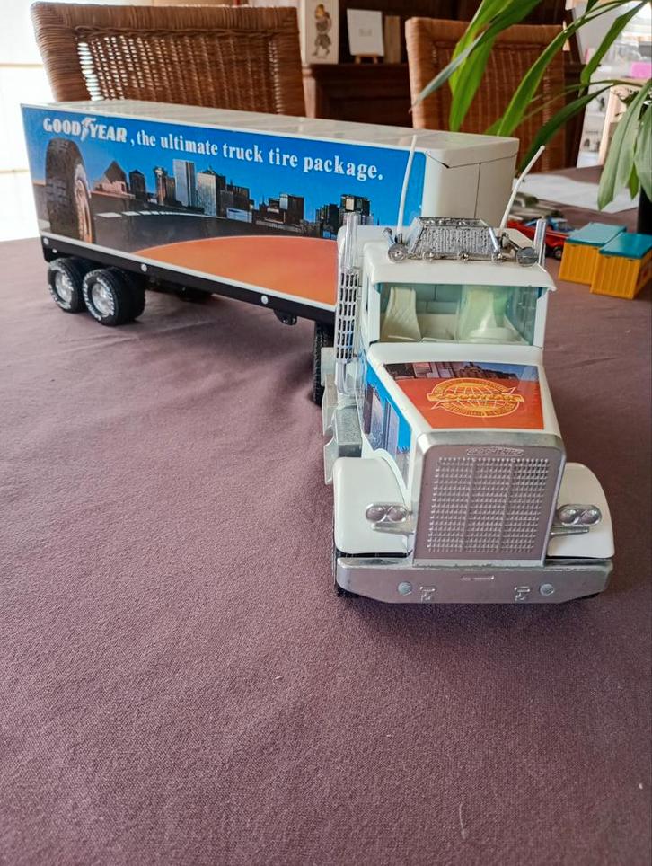 Freightliner met  reklame GoodYear, Hobby en Vrije tijd, Modelauto's | Overige schalen, Ophalen of Verzenden