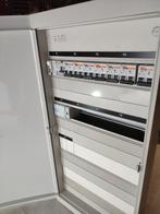 V coffret 4 rangées avec fusibles 2 différentiels etc, Doe-het-zelf en Bouw, Elektriciteit en Kabels, Ophalen, Zo goed als nieuw