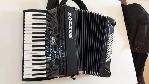 accordeon HOHNER AMICA FORTE, nieuw!, Muziek en Instrumenten, Accordeons, Nieuw, Toetsaccordeon, 72-bas, Hohner, Met koffer, Met riemen
