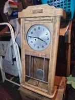 Klok, hangklok gezandstraald, Antiek en Kunst, Ophalen of Verzenden