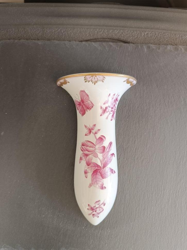 Herend porselein. Wandvaasje met roze vlinder en bloemen., Antiek en Kunst, Antiek | Porselein, Ophalen of Verzenden