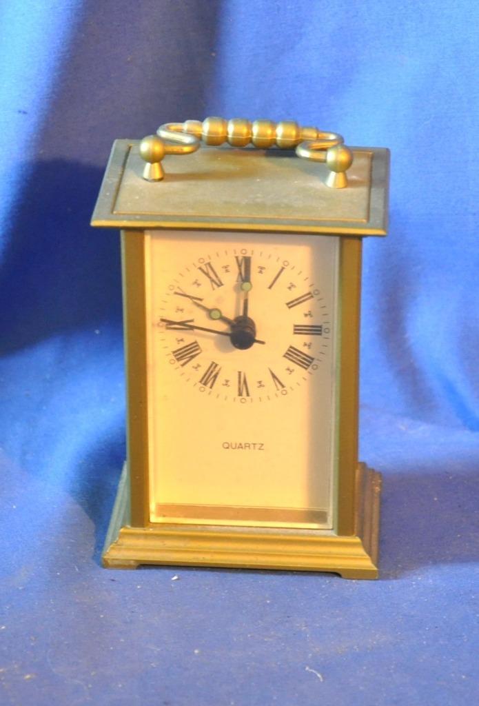 petit horloge reveil quartz imitation officier, Huis en Inrichting, Woonaccessoires | Klokken, Gebruikt, Wekker of Tafelklok, Ophalen of Verzenden