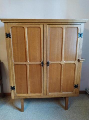 Eiken kast met zwarte details beschikbaar voor biedingen