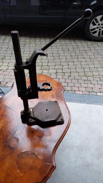 Oude kolomboor houder beschikbaar voor biedingen