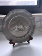 Tête de cheval sur un bol en étain + support, Enlèvement, Comme neuf, Autres espèces