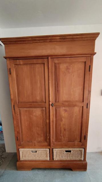 Teak kast beschikbaar voor biedingen