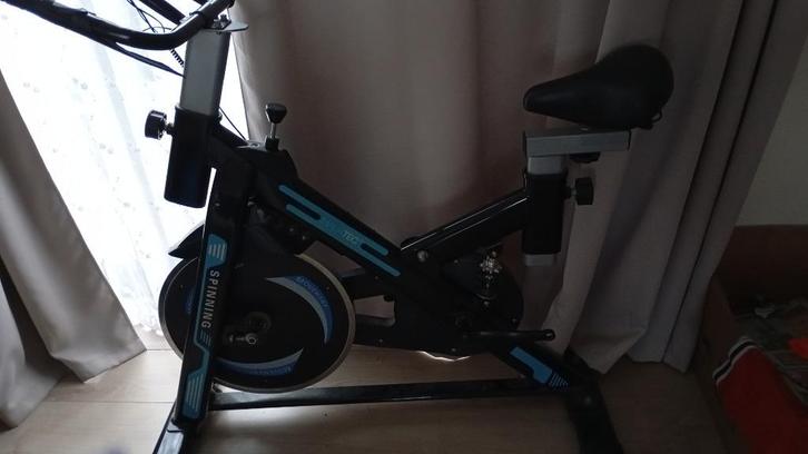 Spinning fiets, Sport en Fitness, Fitnessapparatuur, Gebruikt, Spinningfiets, Armen, Benen, Borst, Buik, Rug, Metaal, Ophalen