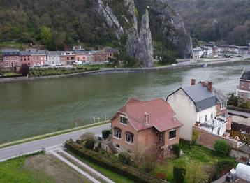 Maison 4 façades avec situation unique en bord de Meuse