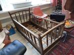Ancien lit de bébé en bois  Vintage A RESTAURER, Antiquités & Art, Enlèvement
