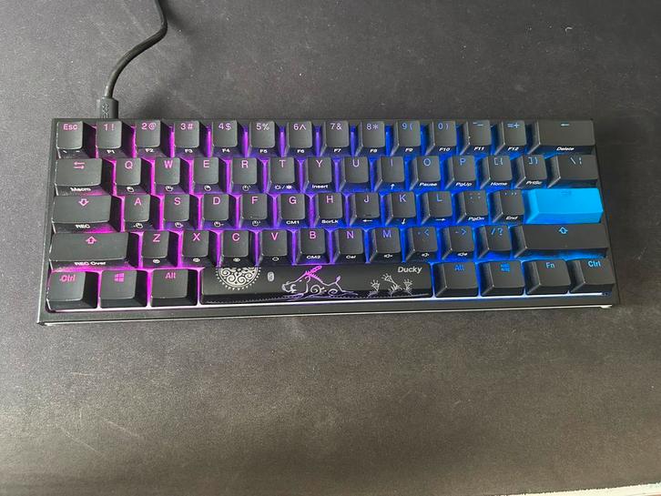 Ducky one 2 mini gamingkeyboard en logitech g502 gaming muis, Computers en Software, Toetsenborden, Zo goed als nieuw, Ophalen