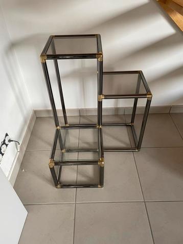 3-cubes rek in 3 niveau’s beschikbaar voor biedingen