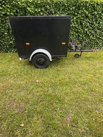 Gesloten aanhangwagen beschikbaar voor biedingen
