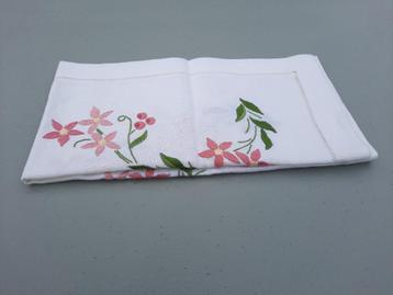 nappe blanche carrée avec broderie disponible aux enchères