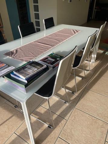 Eetkamerstoelen beschikbaar voor biedingen