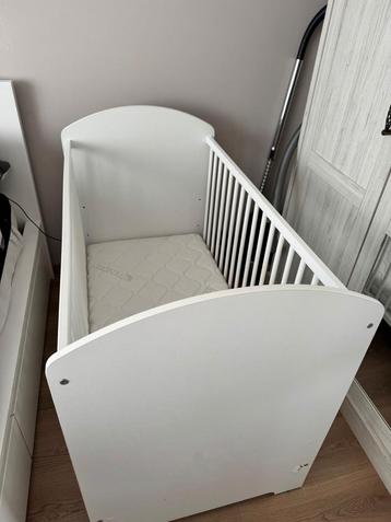 Kinderbed met matras beschikbaar voor biedingen