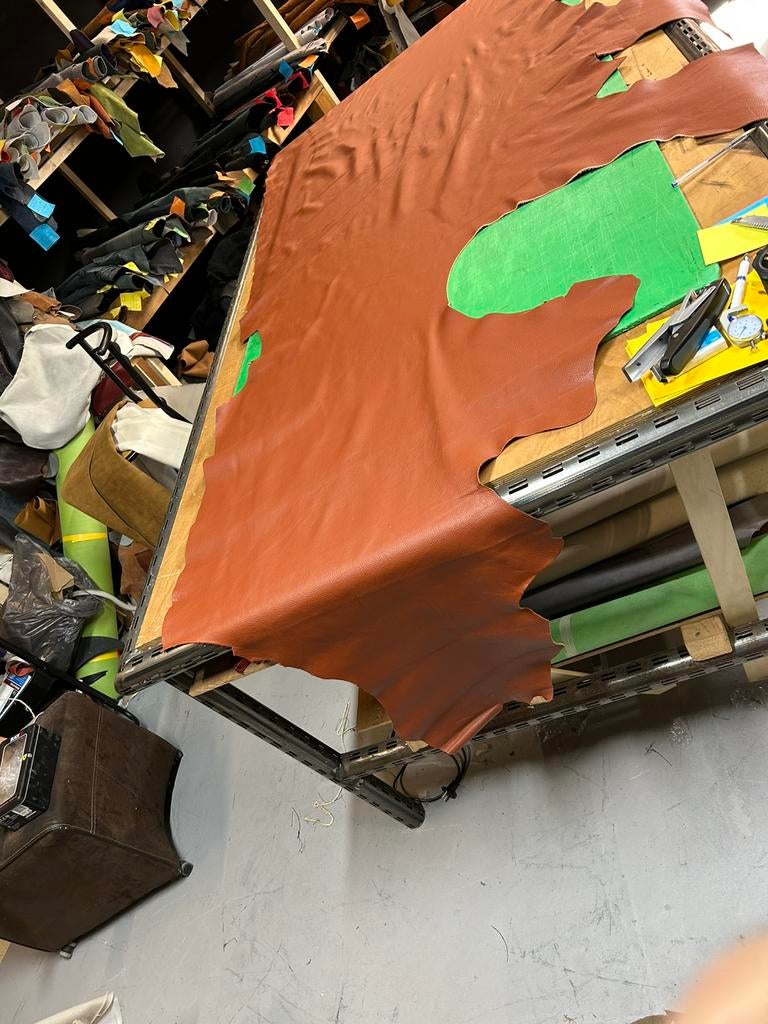 Bruin kleur halve huid 1.3 mm dikte soepel groot lap A-160, Hobby en Vrije tijd, Ophalen of Verzenden, Bruin