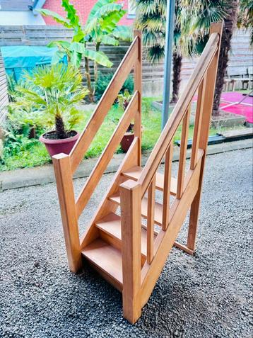Toonzaaltrap rubberwood beschikbaar voor biedingen