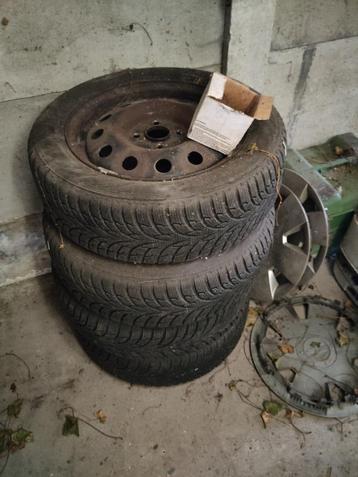 Winterbanden met velgen en velgdoppen 185/60R15 88T XL beschikbaar voor biedingen
