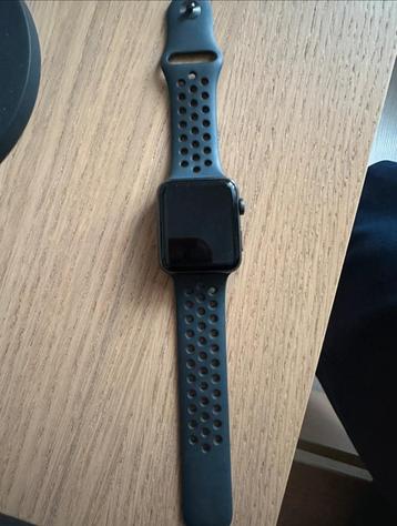 Apple Watch Nike série 3 42 mm gris sidéral, Étanche, Enlèvement ou Envoi, IOS, Comme neuf