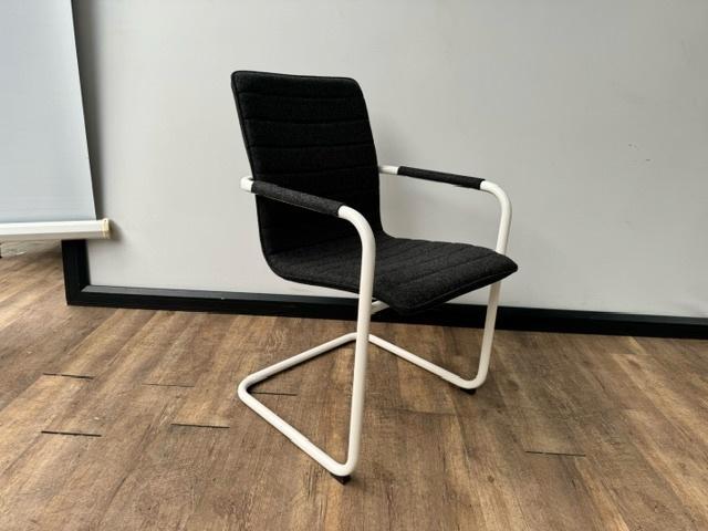 Vergaderstoel wolvilt (antraciet) wit frame, Hobby en Vrije tijd, Vilt, Wolvilt, Ophalen of Verzenden