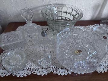 Vazen en kommen in kristal en antiek glas beschikbaar voor biedingen