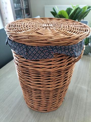 Rieten mand met deksel 40cm beschikbaar voor biedingen