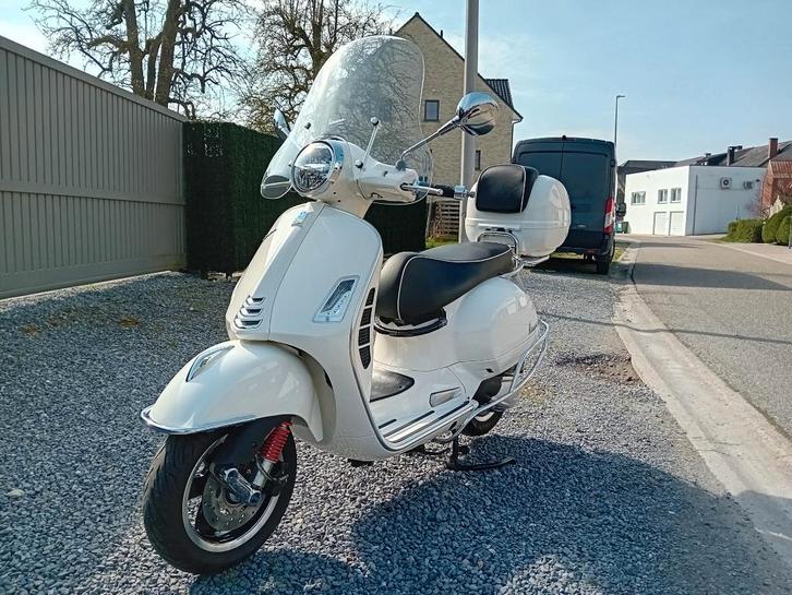 Vespa GTS 300 Super, Motoren, Motoren | Piaggio, Bedrijf, Scooter, 12 t/m 35 kW, 1 cilinder, Minimaal motorrijbewijs A2, ABS, Traction Control