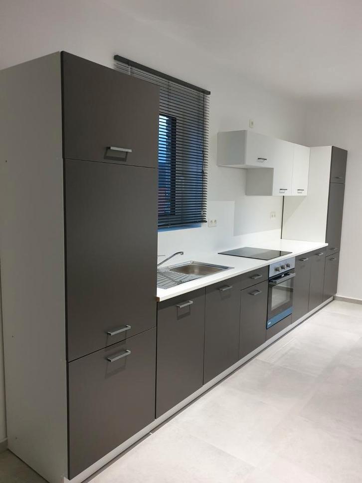 Nouvelle cuisine avec de nouveaux appareils, Maison & Meubles, Cuisine | Cuisines complètes, Neuf, Cuisine à paroi simple, Gris