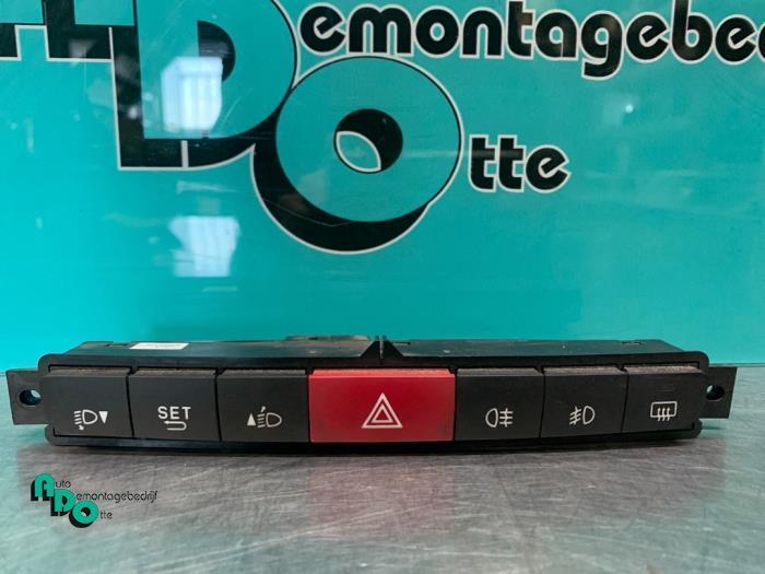 Paniekverlichtings Schakelaar van een Fiat Doblo (Doblo 10-), Auto-onderdelen, Dashboard en Schakelaars, Fiat, Gebruikt, 3 maanden garantie