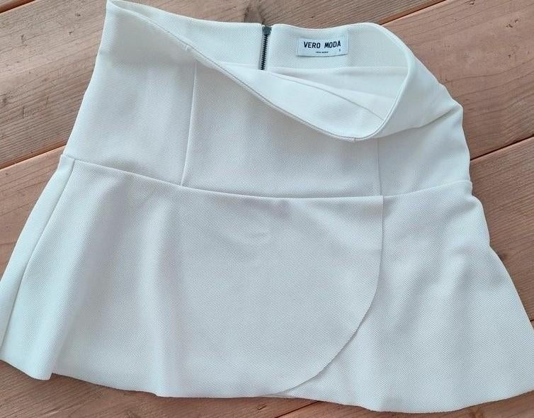 Korte rok tot boven de knie. Vero Moda. Maat Smal. Stretch., Vero Moda, Wit, Ophalen of Verzenden, Zo goed als nieuw