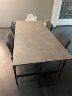 Tafel en stoelen, Enlèvement, Utilisé