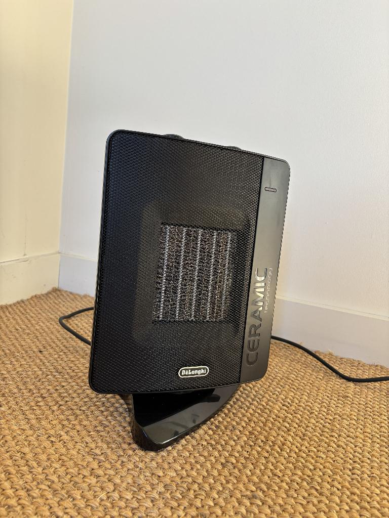 Delonghi compacte ventilatorkachel, Doe-het-zelf en Bouw, Verwarming en Radiatoren, Gebruikt, Radiator, 800 watt of meer, Minder dan 30 cm
