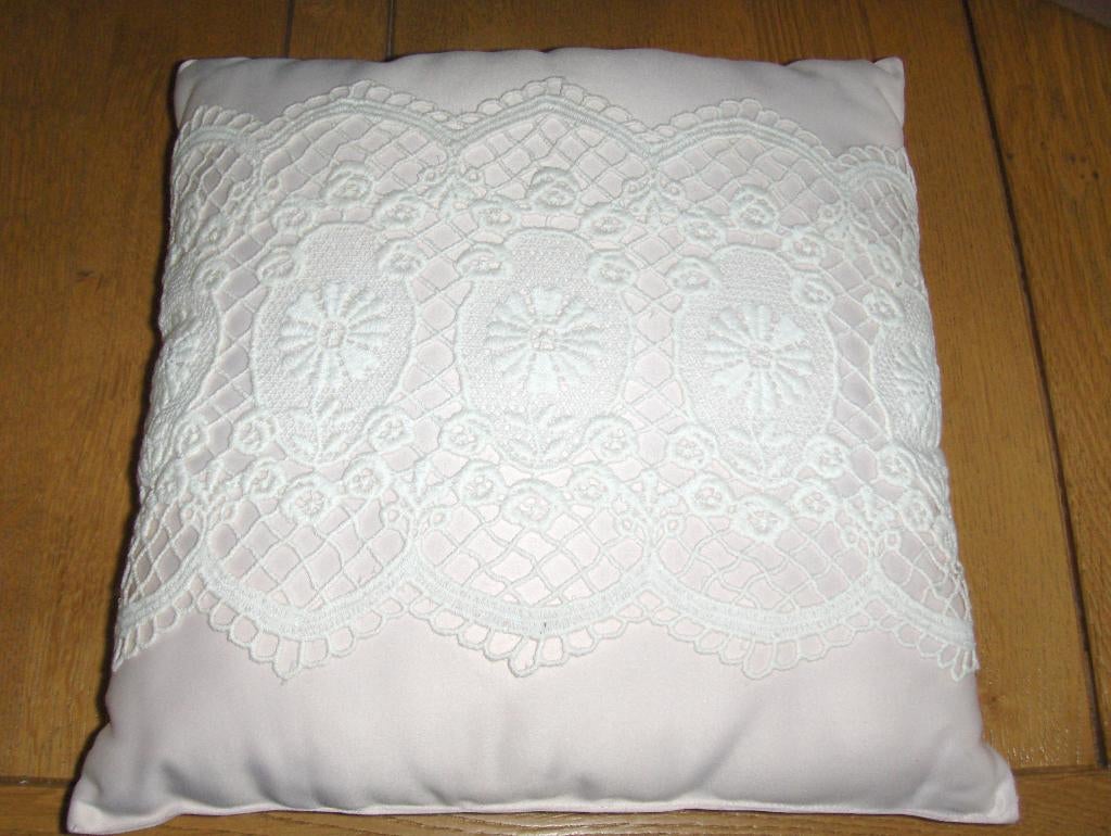 Coussin en satin rose pâle recouvert de macramé. 35 cm x 35, Maison & Meubles, Accessoires pour la Maison | Coussins, Enlèvement ou Envoi