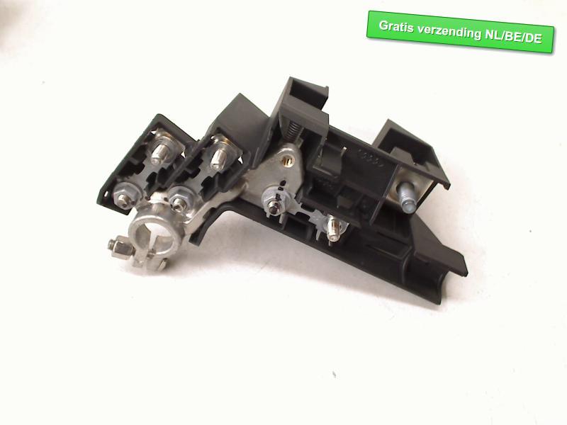 ACCU ZEKERING PLUS Volkswagen Passat (3G2) (4F0915519), Gebruikt, De Bloemendaal 21 21
5221 EB  'S HERTOGENBOSCH, NL, Info@123Parts.nl